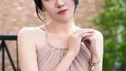 李湘携女儿王诗龄闪耀场合，却与霍启刚、何超琼同框略显突兀